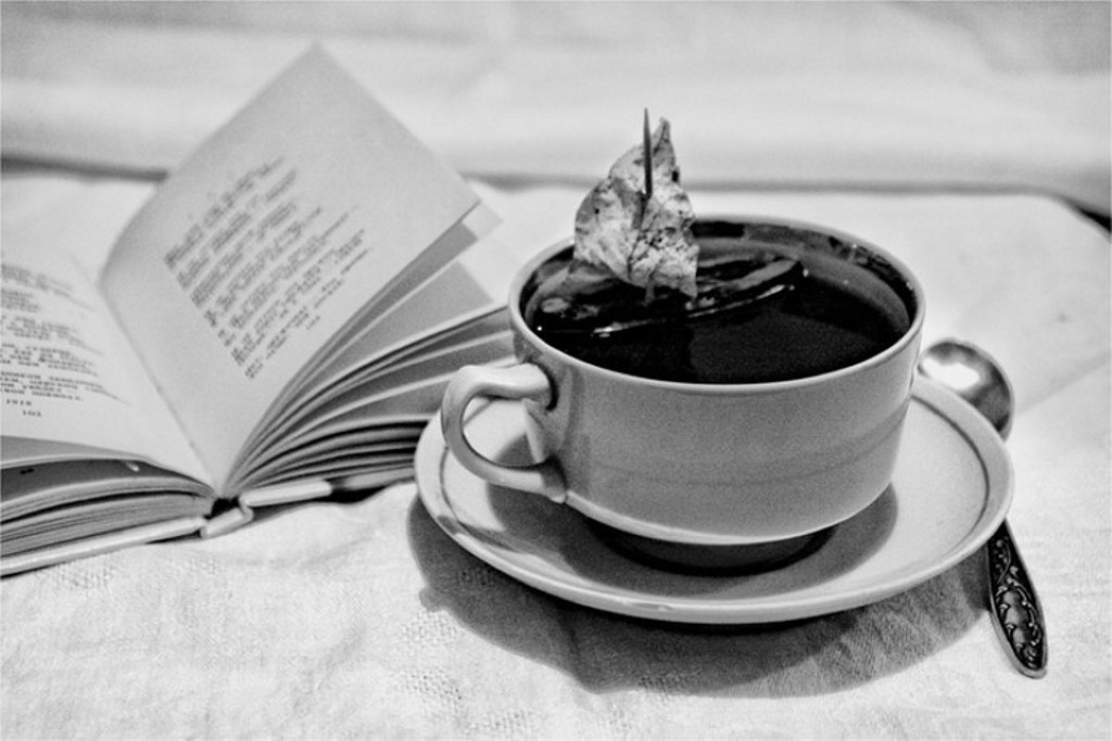 Хорошего дня грустная. Чашка кофе. Чай. Чашечка кофе и книжка. Доброе утро черно белое.
