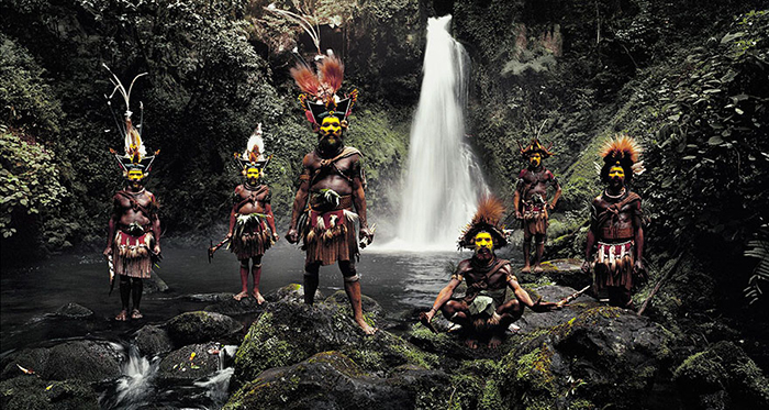 Племя Хули, водопад Амбуа, Папуа Новая Гвинея.